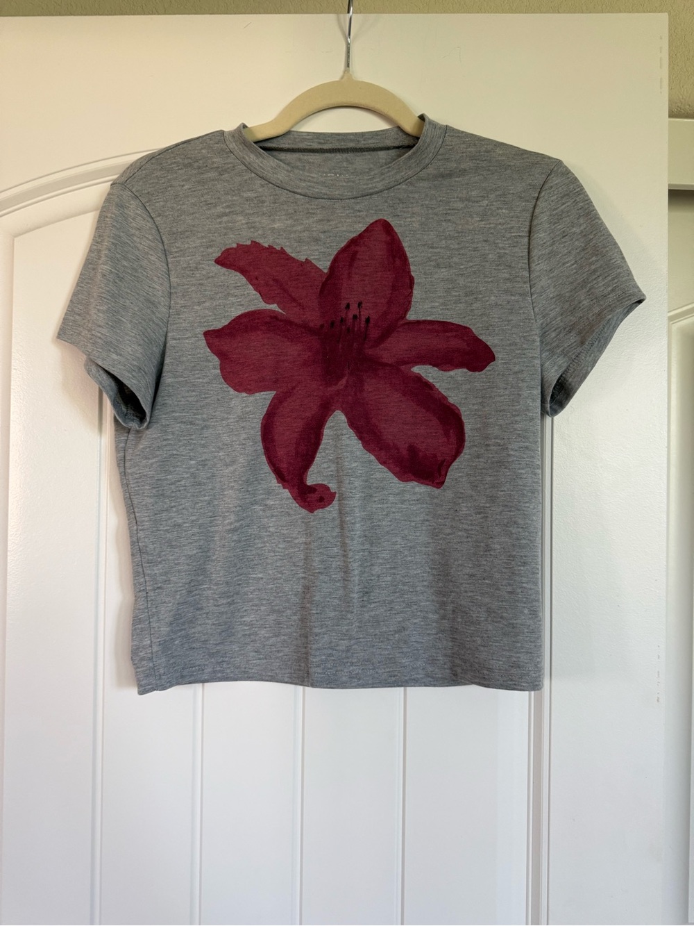 SHEIN Gray Tee with Deep Red Floral Accent XL NWOT